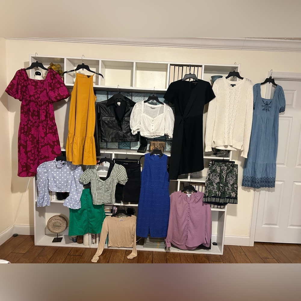 HUGE CLOTHING BUNDLE Lot #5